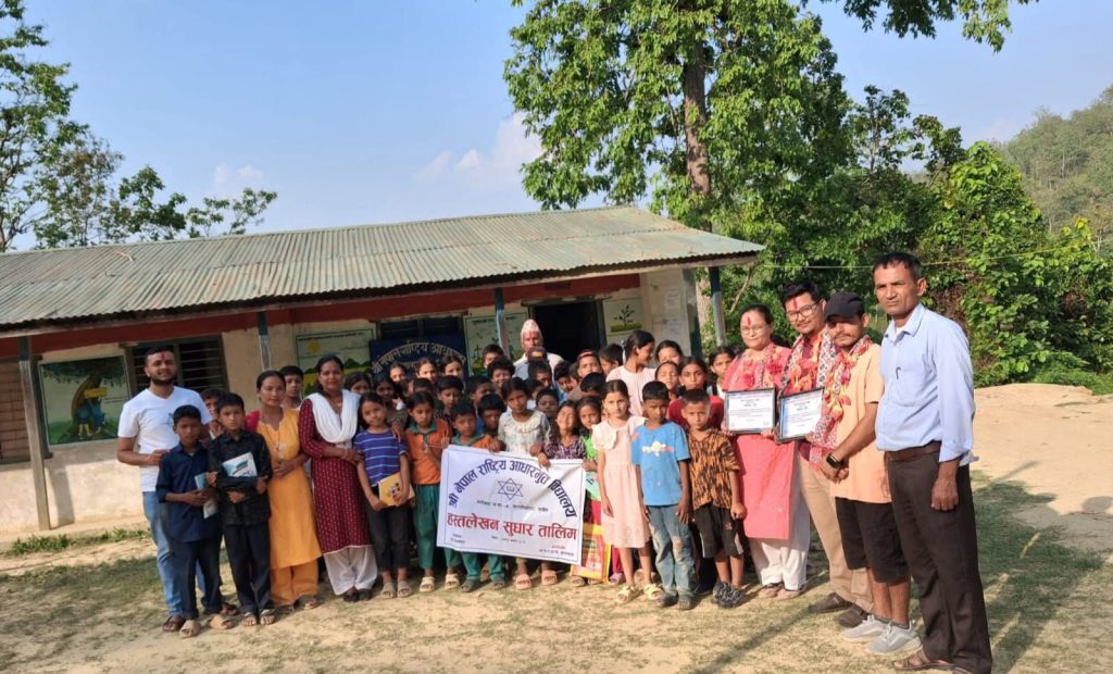 सुर्खेतको भेरीगंगामा:  समाजसेवि युवाले सामुदायिक विद्यालयमा चलाए हस्त लेखन कार्यक्रम